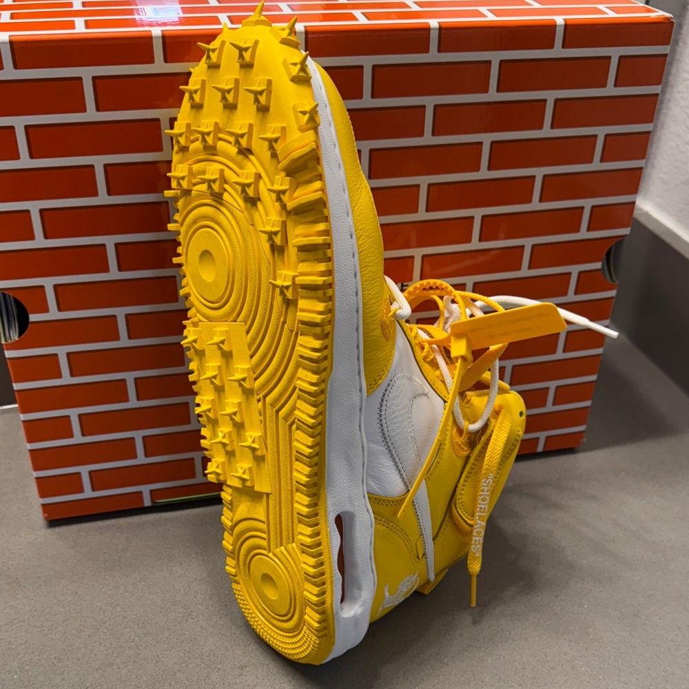 Off-White Air Force 1 Yellow and White Sneakers with Zip Tie. - Picture 10 of 12